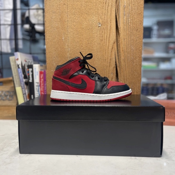 Jordan 1 Mid Gym Red Black - Picture 1 of 1